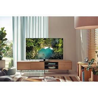 Samsung QLED Q80B with Quantum HDR 12x is displaying picture in the living room