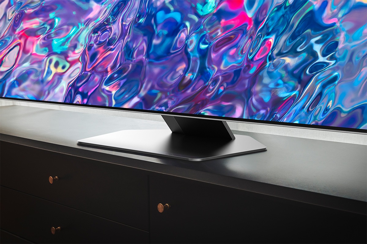 Samsung Neo QLED QN85B with Hexagon Plate Stand is placed on the table