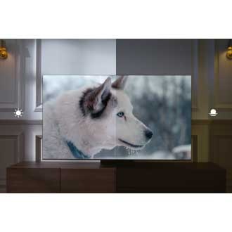 The screen of a Neo QLED TV is split in half with the left side adjusted for daytime watching and right side adjusted for nighttime watching. 