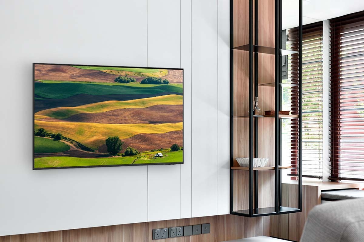 Crystal UHD AU8000 is hanging on the wall showing picture with Dynamic Crystal Colour