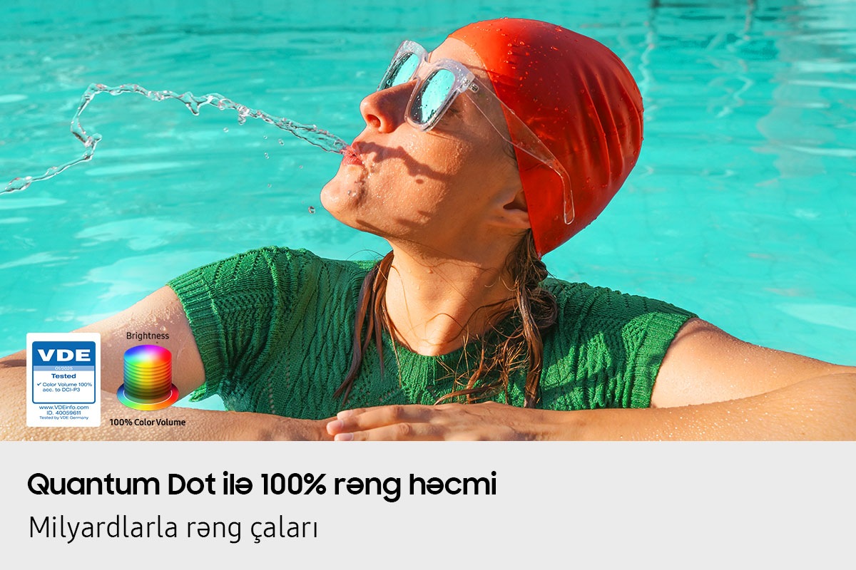 Bir qadın hovuzda su tüpürür. Parlaqlıq səviyyəsi artdıqca görüntüdəki bütün rənglər daha canlı olur. VDE testindən keçmiş loqotip nümayiş olunur.