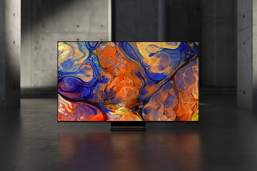 Rəngli qrafika OLED TV ekranında göstərilir.