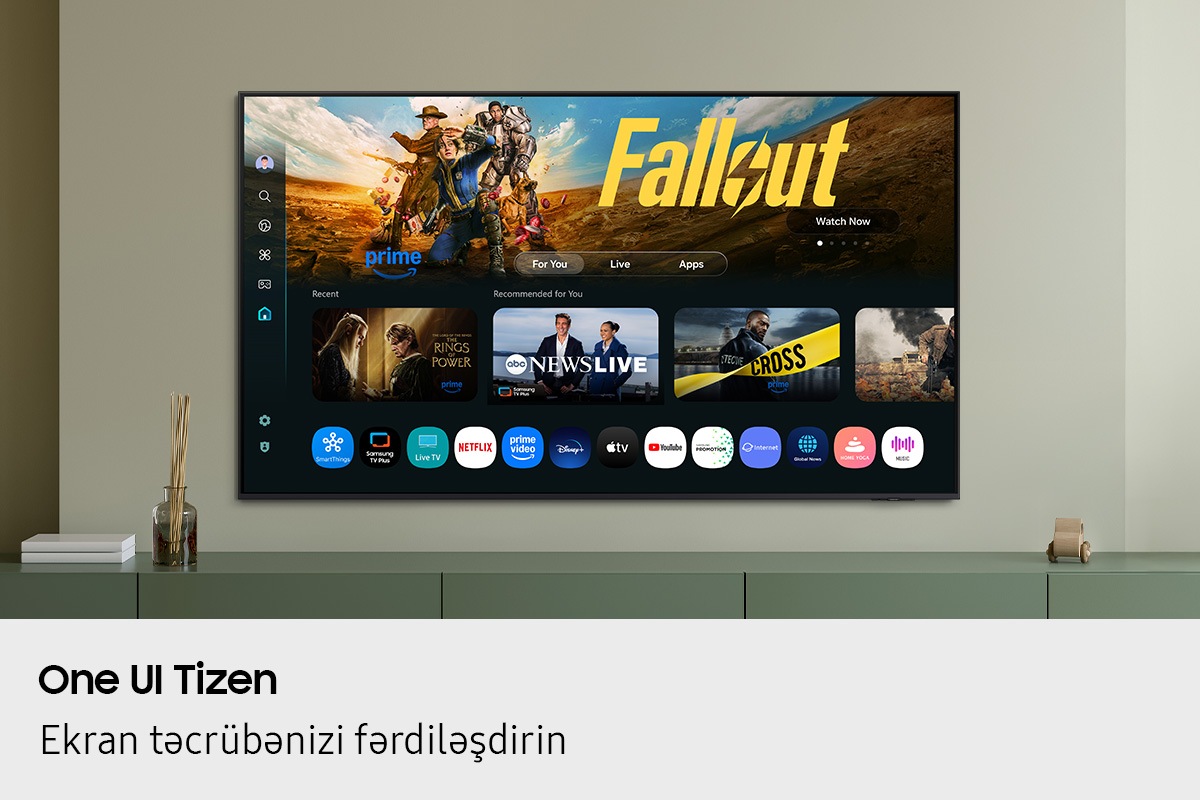 Mövcud olan müxtəlif tətbiq və xidmətlərin yer aldığı One UI Tizen-in ana ekranı qonaq otağındakı televizorda göstərilir.