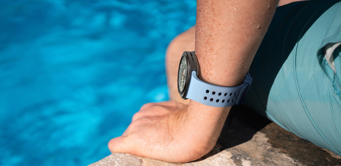 Galaxy Watch Ultra2 sa plavim Marine remenom pored bazena