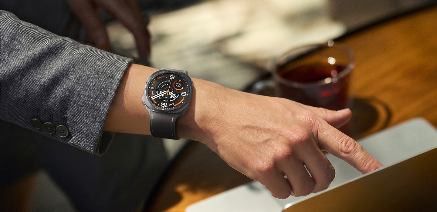 Galaxy Watch Ultra2 sa PeakForm remenom u poslovnom okruženju