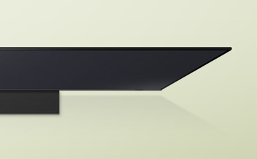 Dječak igra igricu na televizoru