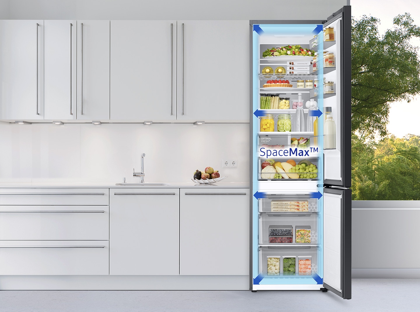 The door of the RB7300 has been opened in the kitchen, displaying arrows as large as SpaceMax™.