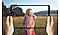 Ruke koje drže Galaxy A7 Lite. Zaslon je žena koja stoji u polju. Fotografija prelazi granice ekrana i predstavlja široki prikaz.