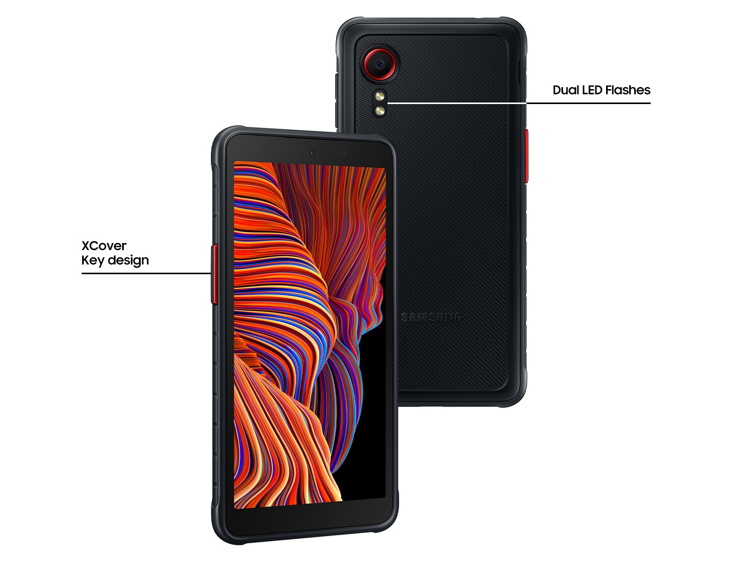 Dva Galaxy XCover 5 u crnoj boji stoje jedan do drugog i blago se preklapaju. Nagnuti sa narandžastom linijskom grafikom na ekranu nalazi se sa lijeve strane i prikazuje dizajn XCover ključa. Drugi pogled sa zadnje strane Galaxy XCover 5 prikazuje dvostruke LED bliceve.