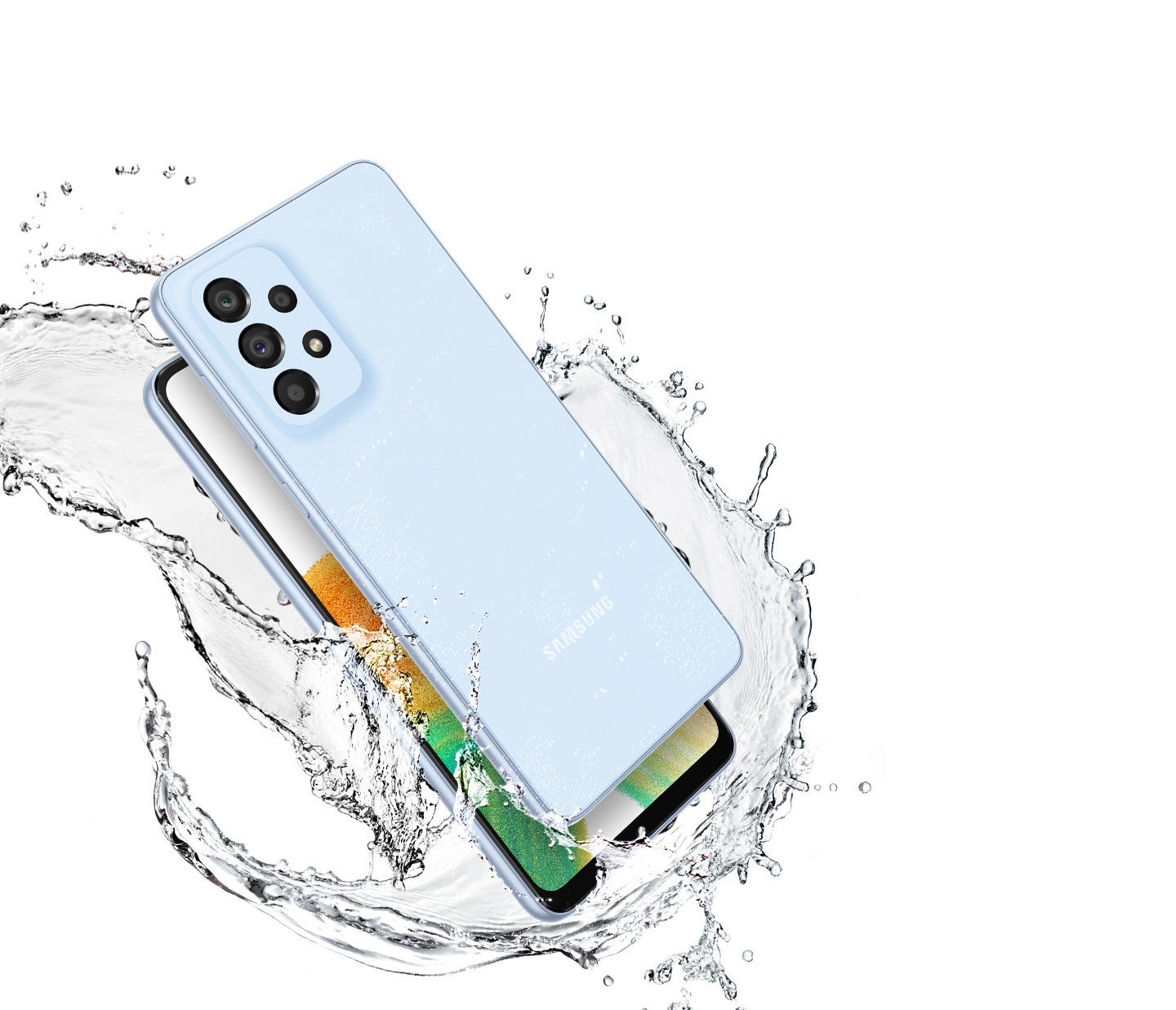 Dva Galaxy A33 5G uređaja, oba u Awesome plavoj boji, izgledaju netaknuto kada se na njih prospe velika količina vode. 