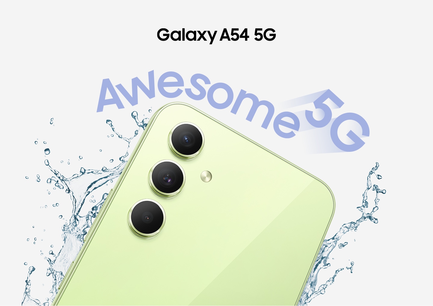 Gornja polovina stražnje strane Galaxy A54 5G u boji Awesome limeta prikazana je s kapljicama vode koje prskaju oko njega. „Awesome 5G”.