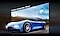 Plavi automobil na TV ekranu izgleda jasnije i vidljivije na QLED TV-u nego na konvencionalnom TV-u zahvaljujući motion xcelerator turbo+ tehnologiji. 120Hz je na displeju.
