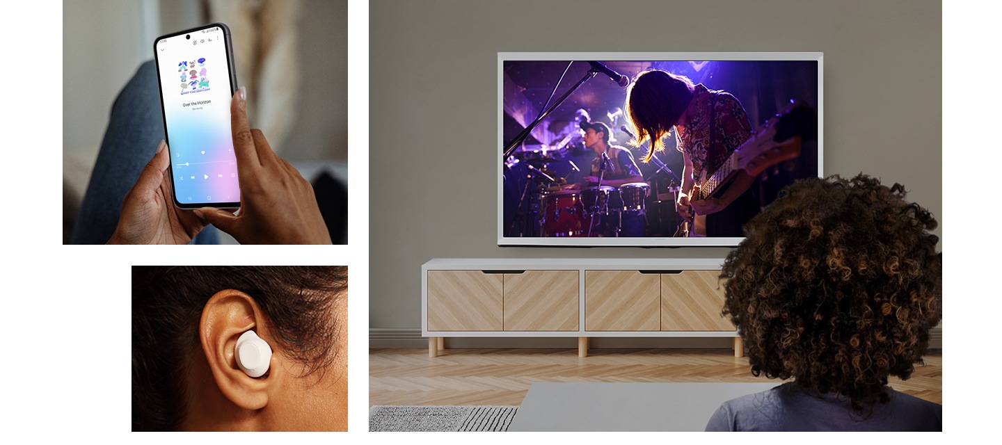 Dvije ruke drže Galaxy pametni telefon koji prikazuje kontrole reprodukcije muzike. Osoba nosi Galaxy Buds FE slušalicu u jednom uhu. Osoba se vidi kako gleda muzičku izvedbu na TV-u, naglašavajući kompatibilnost slušalica sa različitim uređajima.