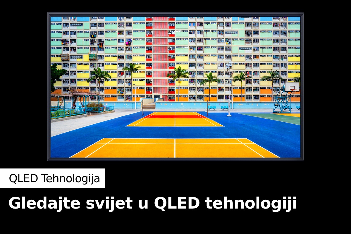 The Sero prikazuje veoma živopisan i jasan teniski teren sa nešto drveća i jednim stanom u pozadini.