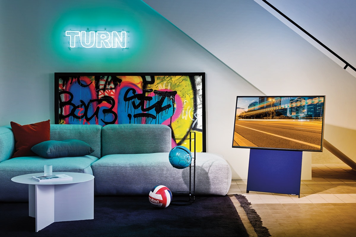 The Sero u pejzažnom režimu je prikazan na ekranu u dnevnom boravku sa lampom sa natpisom TURN koja visi na zidu. 