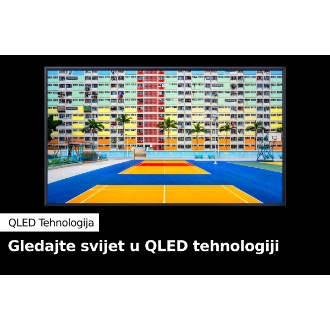 The Sero prikazuje veoma živopisan i jasan teniski teren sa nešto drveća i jednim stanom u pozadini.