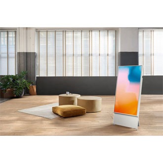 The Sero je u prostoru sa bijelim vertikalnim dizajnom na ekranu u širokom unutrašnjem prostoru.