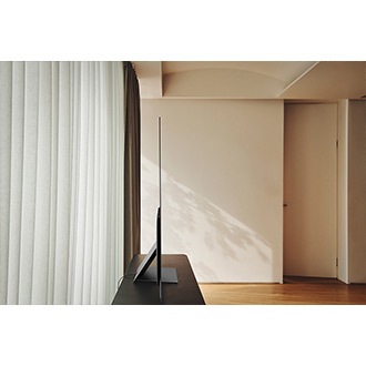 Samsung OLED 4K S95B prikazuje LaserSlim dizajn sa tv postoljem