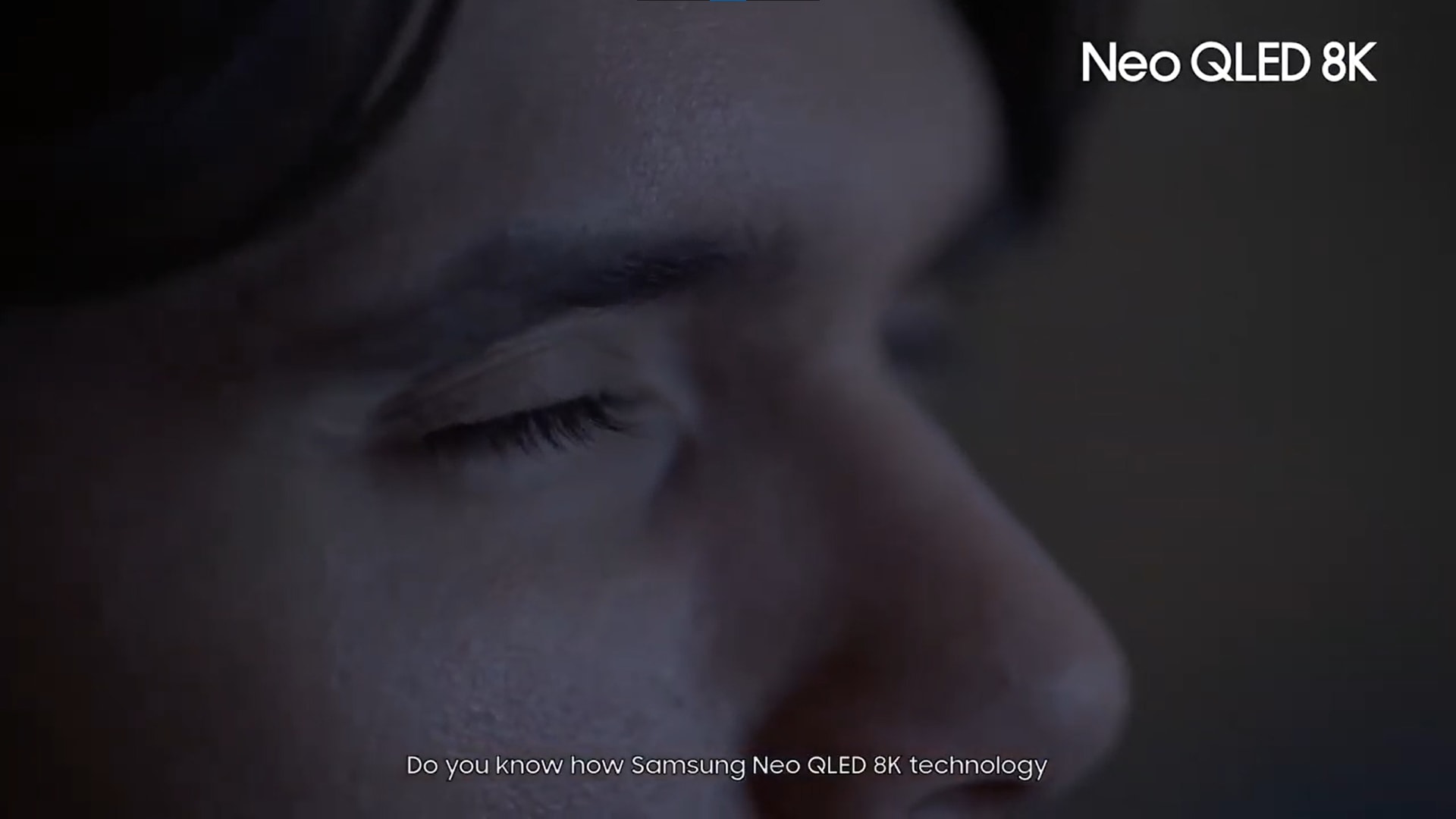 The screen of a Neo QLED TV is split in half with the left side adjusted for daytime watching and right side adjusted for night time watching. 