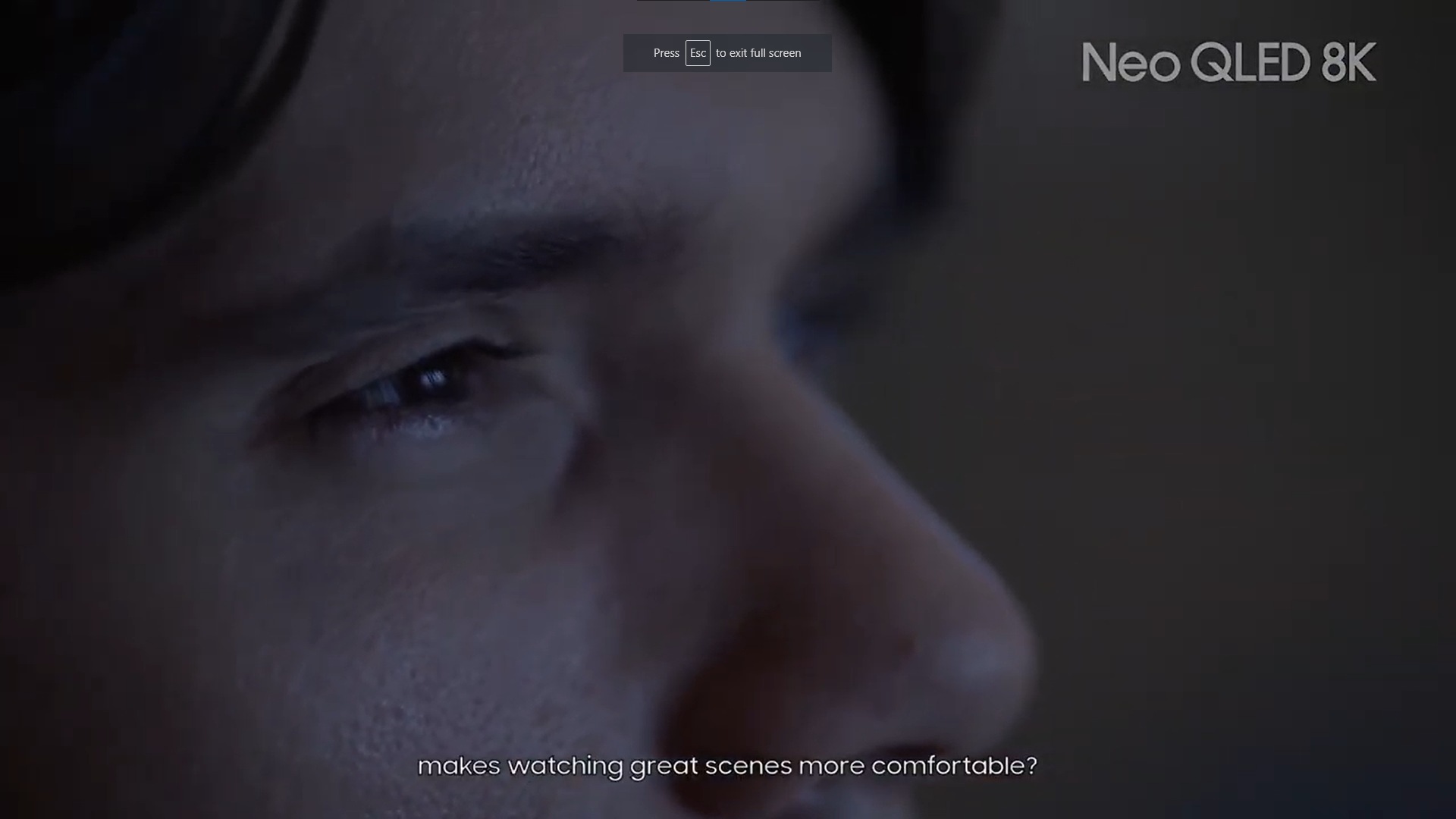 The screen of a Neo QLED TV is split in half with the left side adjusted for daytime watching and right side adjusted for night time watching. 