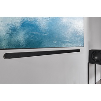 Samsung Neo QLED QN800B sa ultra tankim soundbar zvučnikom visi u dnevnom boravku.