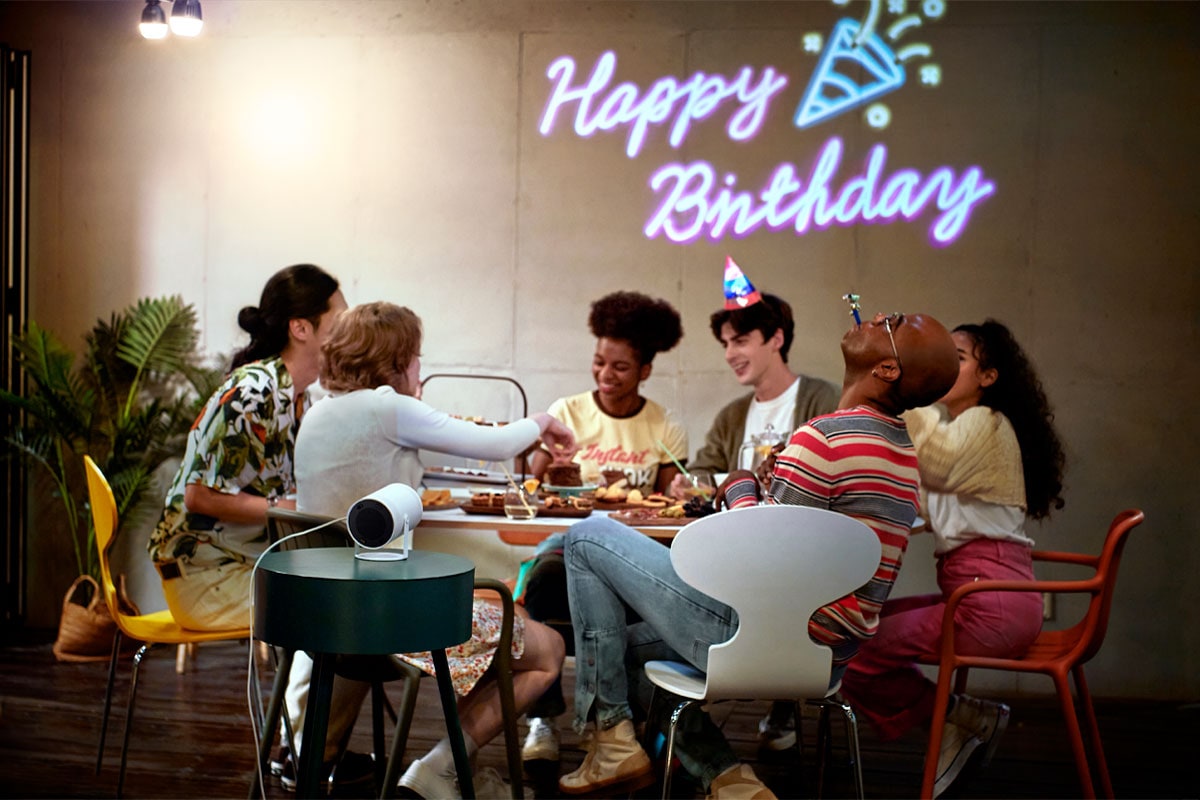 [Príj~átél~jí pr~ípré~májú~ zábá~vú sá~ pózá~díñó~m ñá k~ójó p~íšé Sr~étáñ~ róđéñ~dáñ.] 