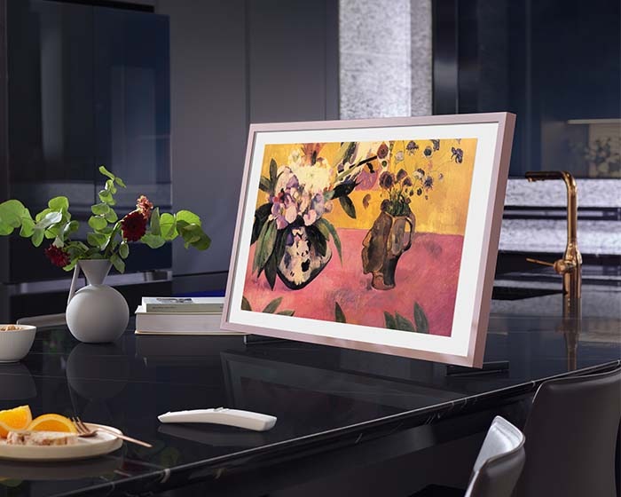 Lifestyle TV The Frame on a kitchen island