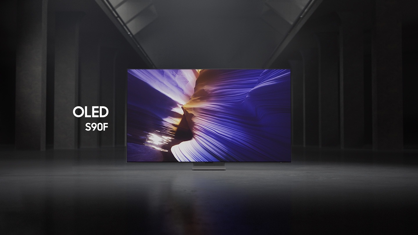 De Samsung OLED S90F-tv in een zwart-witte binnenruimte toont een kleurrijk beeld van een buitenaards landschap.