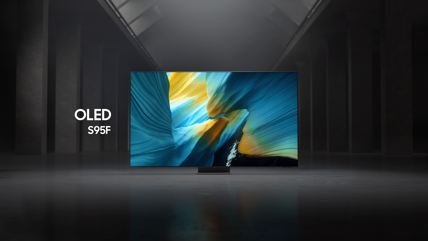Samsung OLED S95F TV in een zwart-witte binnenruimte toont een kleurrijke scène van een buitenaards landschap.