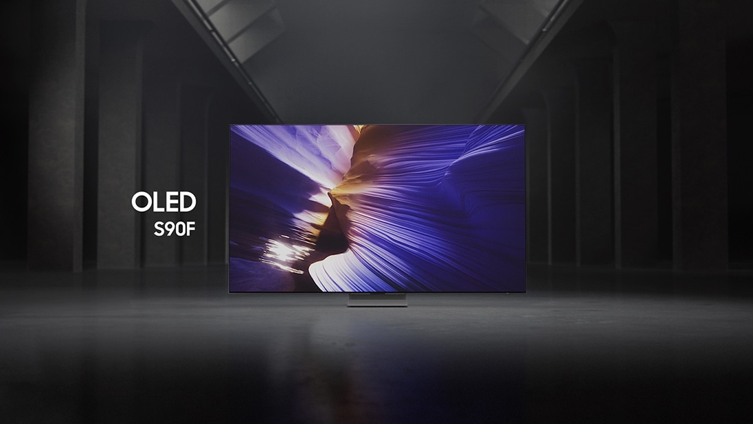 Samsung OLED S90F TV in een zwart-witte binnenruimte toont een kleurrijke scène van een buitenaards landschap.
