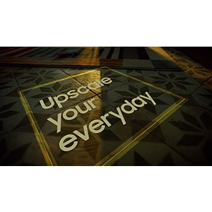 We zien een vloer met de woorden 'Upscale your everyday' in een geverfd vierkant.