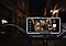 Une vue de face d'un Galaxy A53 5G monté horizontalement sur un guidon de vélo. Alors que l'arrière-plan est flou et sombre, l'écran du smartphone montre qu'il enregistre de manière claire et stable ce qui se passe : un groupe de cyclistes traverse une route faiblement éclairée la nuit, le cycliste le plus en avant regarde le smartphone. 