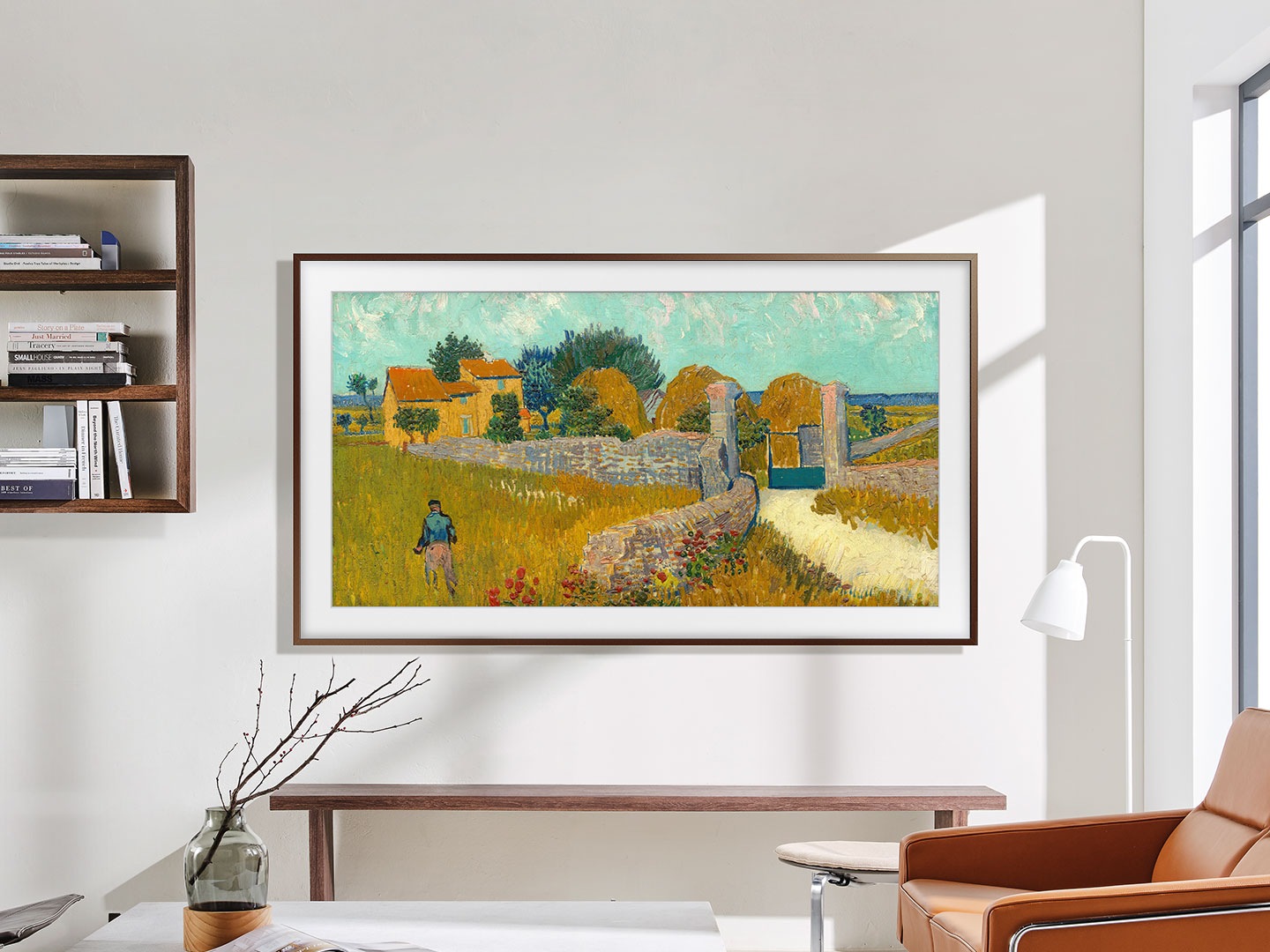 Het frame hangt aan de muur in een woonkamer met een zonsondergang boven een stad