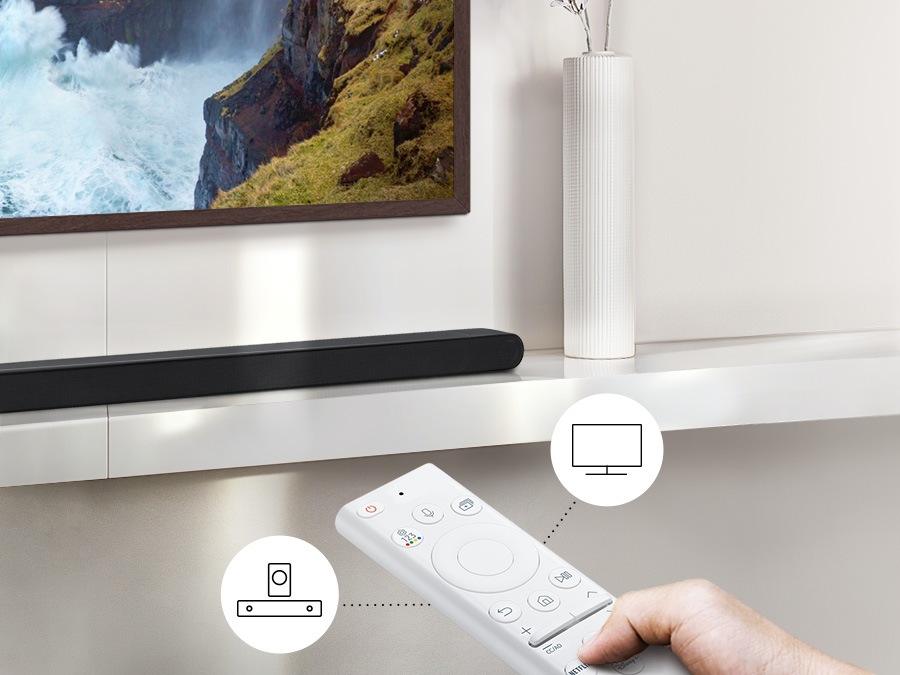 Bir kullanıcı hem ses çubuğunu hem de TV işlevlerini Samsung TV uzaktan kumandasıyla kontrol eder