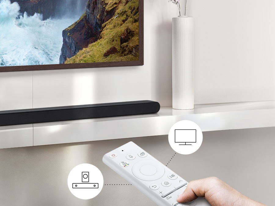 Pengguna mengawal kedua -dua fungsi Soundbar dan TV dengan Samsung TV jauh