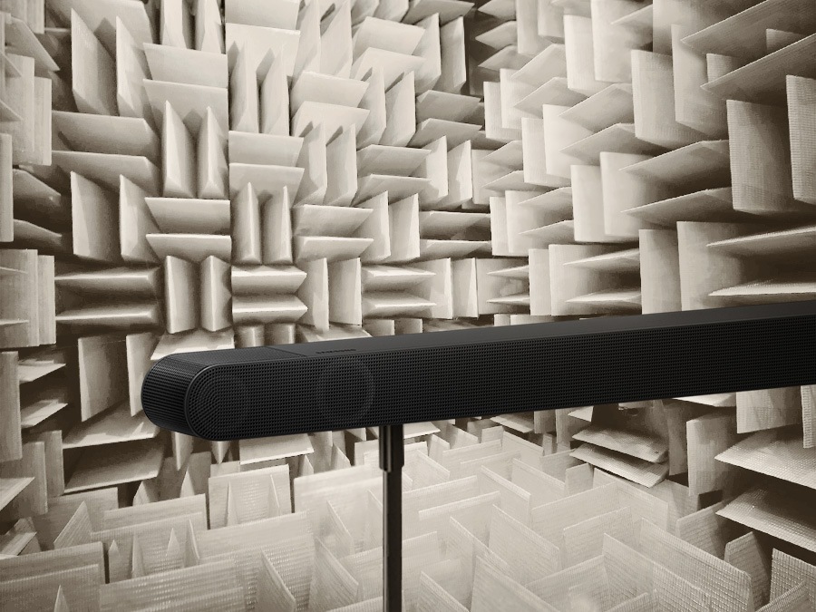 Samsung ses çubuğu, yankılanan bir oda içinde arkadan görülen ses çubuğunun her yönünü test etmek için
