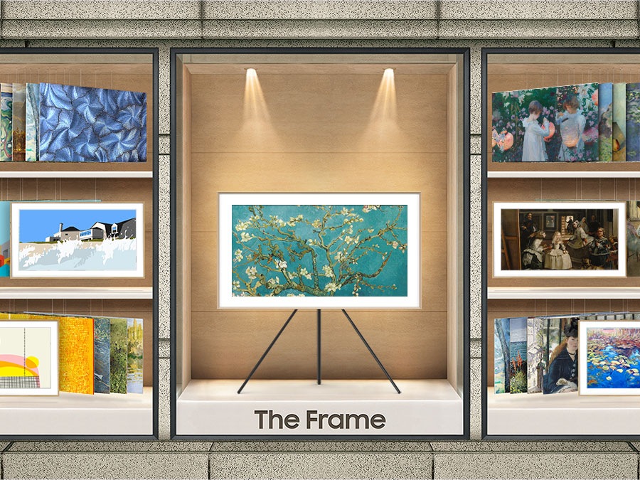 Het frame met de Mona Lisa wordt weergegeven op een standaard in het midden. Links en rechts worden verschillende kunstopties in de kunstwinkel weergegeven
