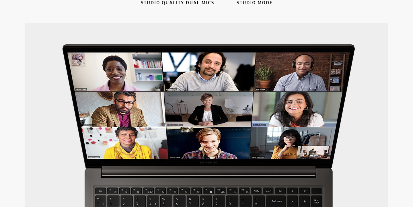 Погрузившись в видение графитового цвета Galaxy Book3, открытая и ориентированная на фронт с приложением Microsoft Teams, открытым для экрана, и девять человек, представленных во время видеозвонка