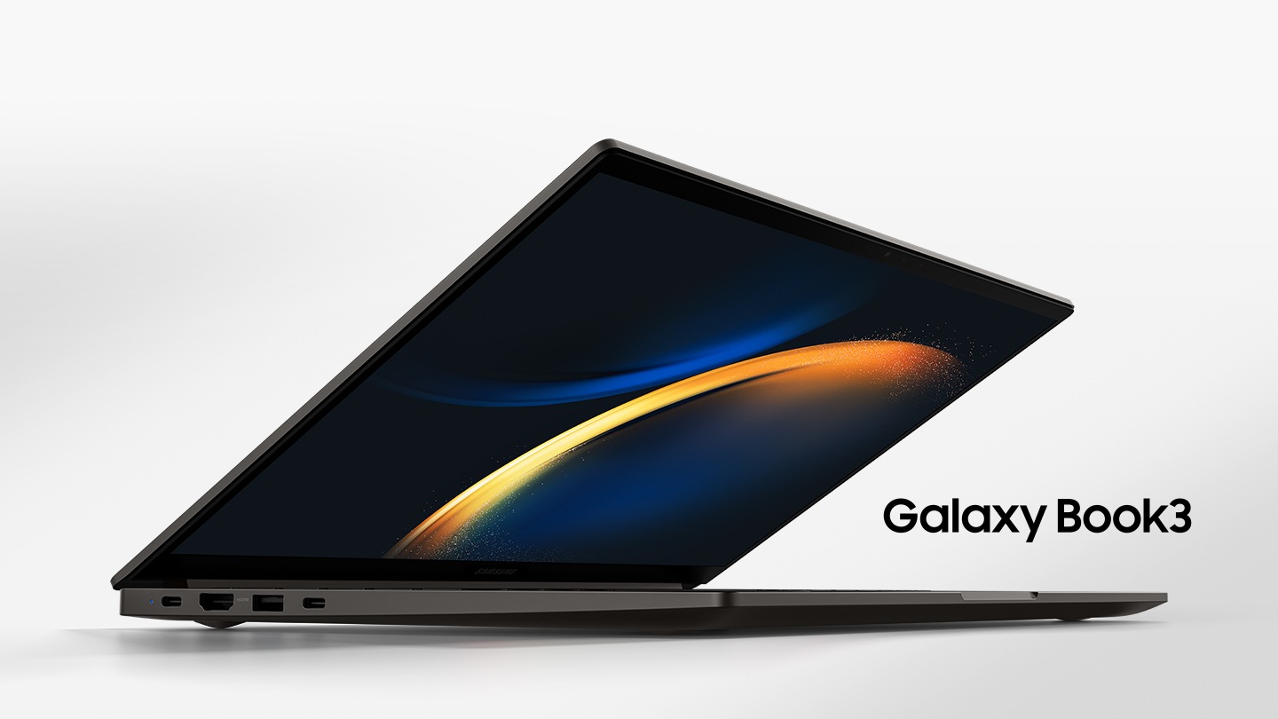 Galaxy Book3 grafit dibuka, menghadap sedikit betul dengan kertas dinding hitam di skrin