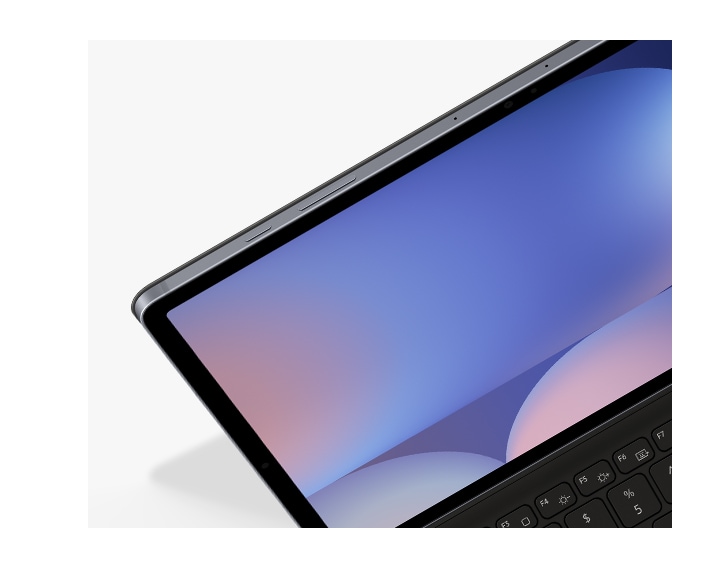 Un gros plan de la Galaxy Tab S10 Plus avec un Book Cover Keyboard Slim pour mettre en valeur le design mince de l'étui.