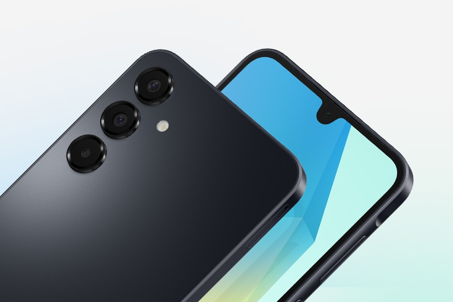 Deux appareils Galaxy A16. L'un vu de l'arrière, l'autre vu de l'avant.