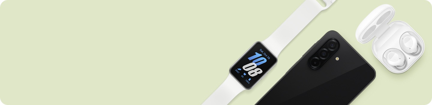 Le Galaxy Fit3 vu de face. Le Galaxy A26 5G vu de l'arrière. L'étui des Galaxy Buds FE est ouvert, montrant les écouteurs en place.