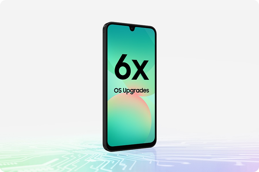 Le Galaxy A26 5G en vue frontale légèrement inclinée. Le texte 6x OS Upgrades est affiché à l'écran. Un design inspiré d’un chipset est visible en bas.