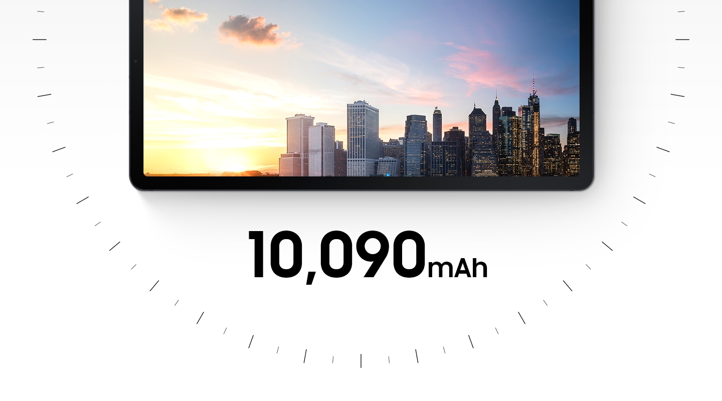 Половината от Galaxy Tab S7 FE 5G се вижда отпред с изображение на градски пейзаж, който преминава от изгрев до залез на екрана. Около него има тирета във формата на часовник. Текст обявява 10090mAh.