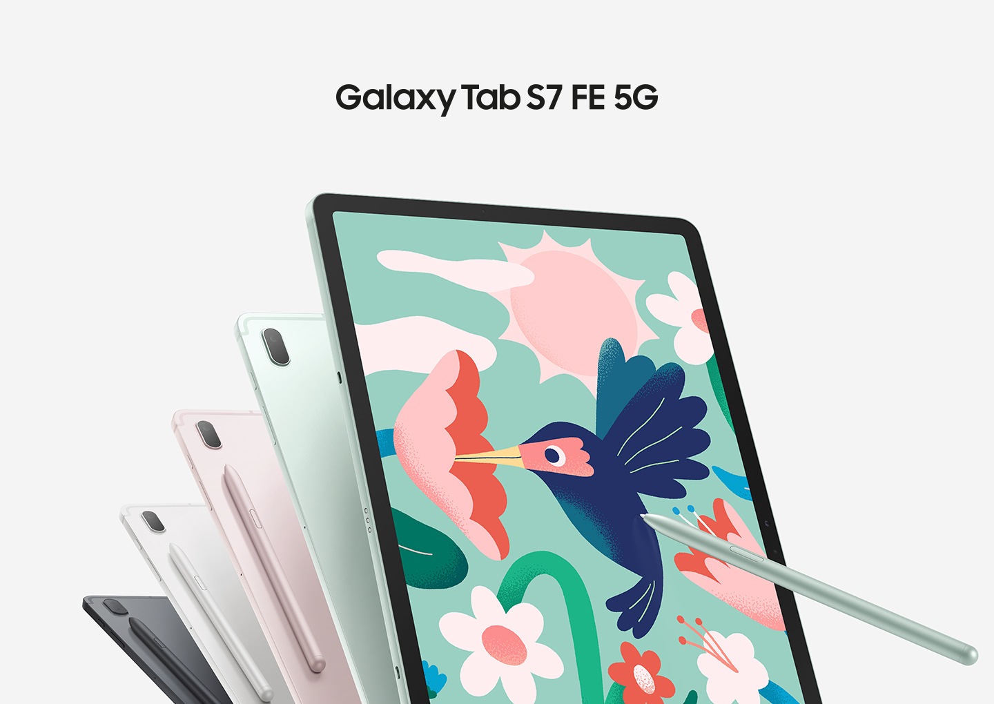 Пет таблета Galaxy Tab S7 FE 5G, като четири са показани отзад и един отпред. Тези, които са показани отзад, са в цветовете Mистично черно, Мистично сребърно, Мистично розово и Мистично зелено, а съответната писалка S Pen е прикрепен с магнит към гърбовете им. Пред показания фронтално таблет има писалка S Pen, която докосва екрана, рисувайки върху него колибри, което отпива нектар от цвете. Текстът гласи Galaxy Tab S7 FE 5G.