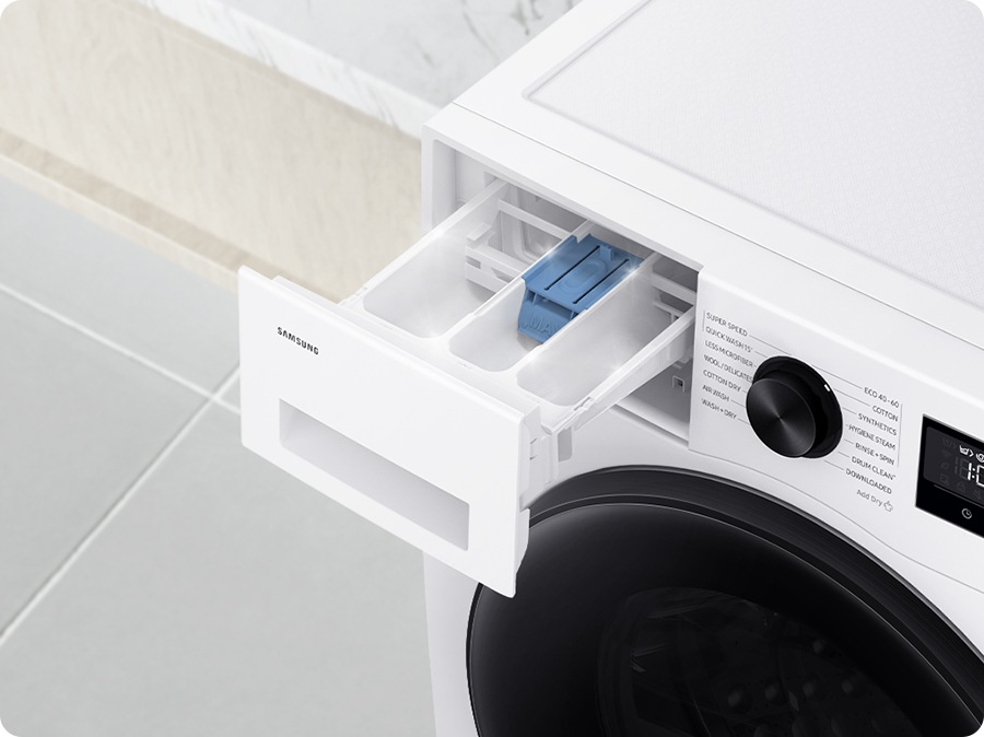 The Stay clean drawer opens. Light glitter and reveals a clean inside view.