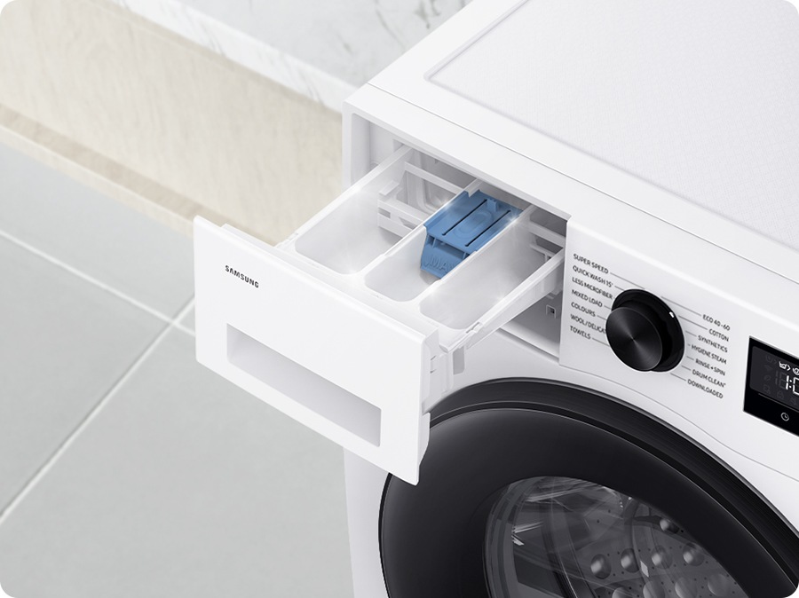 The Stay clean drawer opens. Light glitter and reveals a clean inside view.