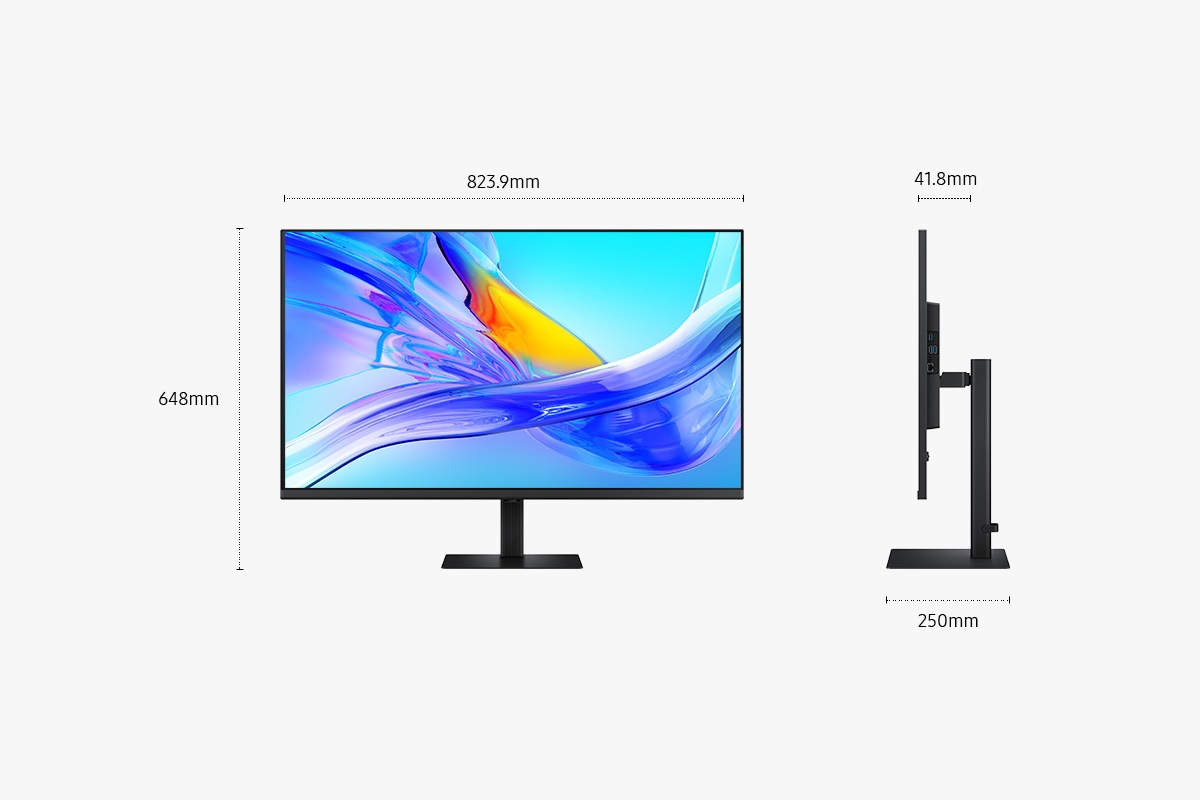 Размери на 37-инчовия Samsung ViewFinity S8 S80UD (823,9 x 648 x 250 мм) с черна стойка и дълбочина на екрана от 41,8 мм без стойката. Екранът показва абстрактни цветни шарки.