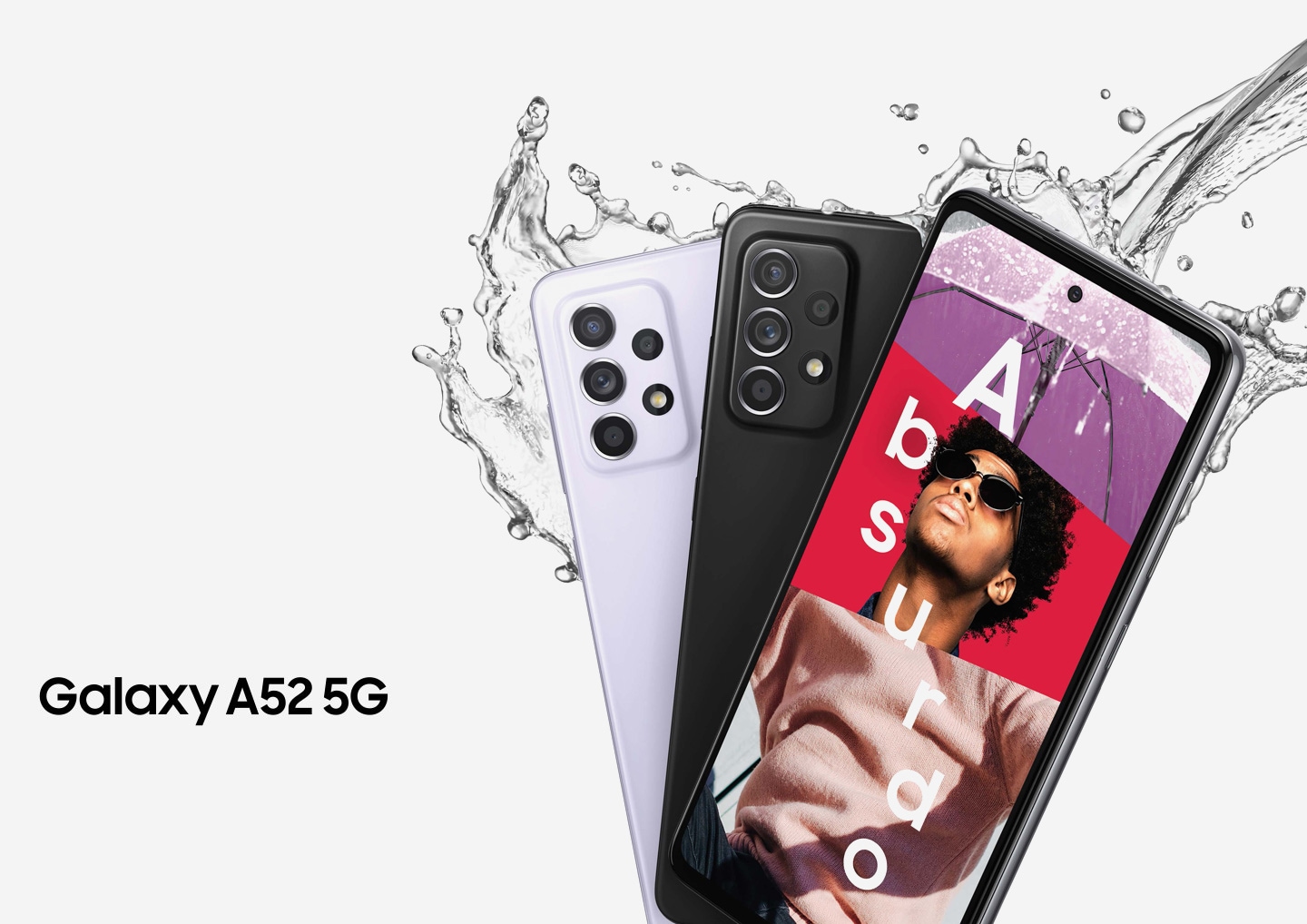 Quatro celulares Galaxy A52 5G espalhados. Vista posterior de trs deles para mostrar a cmera traseira e as cores azul, branco e violeta Incrvel. Um  visto de frente e na tela h uma colagem de um guarda-chuva transparente, um homem com culos de sol e um suter na cor pssego, com a palavra Awesome (incrvel, em ingls). H gua espirrando nos celulares.