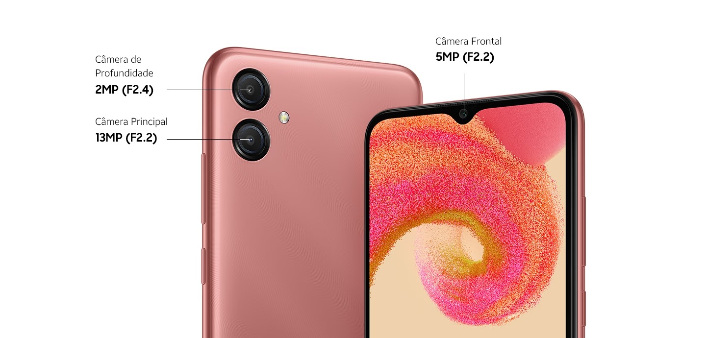 Dois modelos Galaxy A04e, ambos em cobre, mostram o lado traseiro e o lado frontal do dispositivo. À esquerda, o lado traseiro do dispositivo mostra a câmera principal de 13MP F2.2 e a câmera de profundidade 2MP F2.4. À direita, a parte da frente do dispositivo mostra a câmera frontal 5MP F2.2.